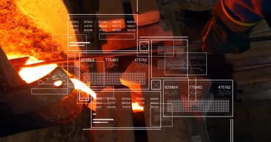 İşçi, maşayla kazanı emniyete alan erimiş metali kalıba döken, verileri izleyen bir fırın seziyor. Sanayi, imalat, kesinlik, dijital arayüz, süreç, güvenlik, teknoloji