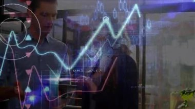 Ofisteki iş arkadaşları tablet araklıyor, parlayan finansal tabloları etkinleştiriyor ve veri seviyelerini gözden geçiriyorlar. İş, analitik, teknoloji, işbirliği, yenilik, dijital, profesyonel