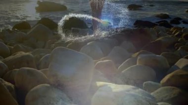 Işıklı kayalık kıyıda duran bir kadın siluet teknolojisi tanıtımına başlıyor. Fantezi, gizemcilik, dinginlik, macera, zarafet, doğa, aydınlanma.