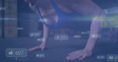 Spor salonunda sosyal medya ikonları biriktirirken spor meraklısı vücudunu düşük şınav pozisyonundan indiriyor. Motivasyon, esneklik, güç, sağlık, dijital, modern, eğitim