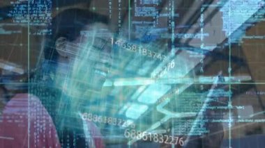 Dizüstü bilgisayara bakan ve holografik kodu başlatan geliştirici verileri dikkatle analiz ediyor. Teknoloji, yenilik, veri, analitik, fütürizm, iş akışı, dijital