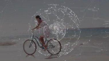 Islak sahil boyunca kruvazör bisikleti süren ve teknoloji ağı oluşturan kadın çözülüyor. Macera, bağlantı, yenilik, minimalizm, hareket, dijital, dinginlik