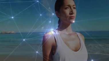 Kadın sahilde duruyor, saniyeler geçiyor dijital ağ teknikler için gövde üzerinde atıyor. Gelecek, bağlantı, teknoloji, yenilik, dinginlik, farkındalık, dijital