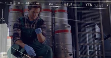 Bira teknisyenleri eldiveni kaparken aynı zamanda para birimi haritasını da kapsıyor. Sanayi, teknoloji, imalat, analiz, dijital, çalışma alanı, profesyonel