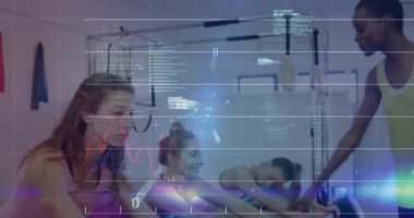 Fitness eğitmeninin omuz hizasını ayarlaması, grup pedallarının metrik kaplamasına neden oluyor. Fitness, dayanıklılık, motivasyon, grup, eğitim, uyum, enerji