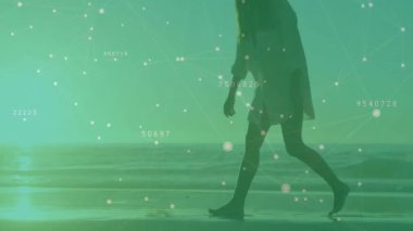 Kadın kıyıya sağdan giriyor ve teknik veriler sürüklenirken kumları incelemek için kabuk topluyor. Deniz kenarı, tefekkür, sükunet, doğal, minimalist, içgözlem, sükunet