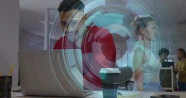 Dizüstü bilgisayarda yazan ve teknoloji için ikili kod yayınlayan holografik arayüzü başlatan bir erkek işçi. Gelecekçi, yenilikçi, çalışma alanı, işbirliği, dijital, teknoloji, modern