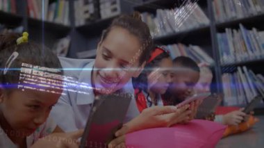 Öğretmenlerin kütüphanede çocuklara tablet vermesi, kodlama eğitimi için kod üstüste gelen tıkırtılara rehberlik etmesi. Eğitim, dijital öğrenme, e-öğrenme, çocuklar, sınıf, teknoloji, akademik