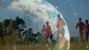 Takım arkadaşları çayıra girerken dijital dünya spor verilerini takip ediyor. Atletizm, takım çalışması, yenilik, fitness, açık hava, canlılık, teknoloji