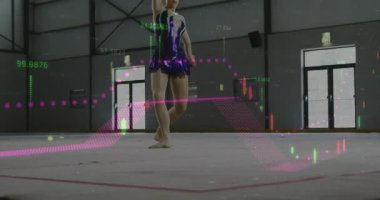 Genç jimnastikçi, fırlatma teknolojisinin üzerine adım atarak, çember dönüşünün eğitimde diz çökmesine rehberlik ediyor. Atletik, zarafet, performans, dijital, koreografi, fitness, hassasiyet