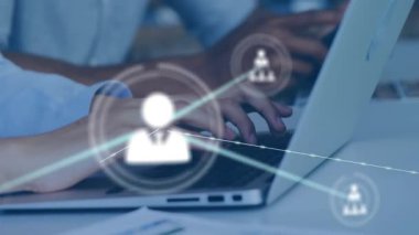 Kullanıcı simgesinin elle yazma ağı oluştururken klavye üzerinde başlatılması canlandırılıyor. İşbirliği, bağlantı, dijital, ağ, takım çalışması, modern, profesyonel