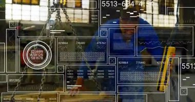 Fabrika işçisi kolyeyi kaldırıyor, kalası kaldırıyor ve dijital göstergelerle aynı hizayı kontrol ediyor. Endüstriyel, makine, mühendislik, otomasyon, işçilik, teknik, üretkenlik