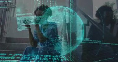 Akıllı telefon mikrofonu kullanan ve 3D küreyi döndürerek teknoloji kodu yayınlayan bir kadın. Gelecekçi, yenilikçi, dijital, teknoloji, bağlantı, kullanıcı arayüzü, gösterişli