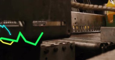 Kamera, robotik kavrayıcıyı silindirlerin üzerinde gösteriyor. Neon çizgiler titreşiyor, izleme ölçümleri. Sanayi, otomasyon, teknoloji, makine, mühendislik, imalat, dijital