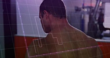 Kablo tutacağı tutan gömleksiz bir adam spor salonunda izleme performans ölçümlerini yükseltiyor. Fitness, strength, health, muscular, training, biomechanics, performance