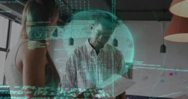 Kız, erkeğin kod küresiyle planlar üzerinde işbirliği yaptığını gösteren belgeyi işaret ediyor. Teknoloji, takım çalışması, yenilik, gelecek, iletişim, veri, beyin fırtınası.