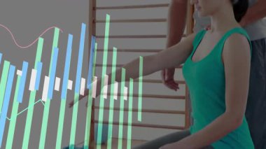 Spor hocası, hareket kabiliyetini takip eden spor salonu çubuklarıyla topun üzerinde yükselmesini sağlıyor. Rehabilitasyon, fizyoterapi, duruş, hareketlilik, güç, istikrar, sağlık