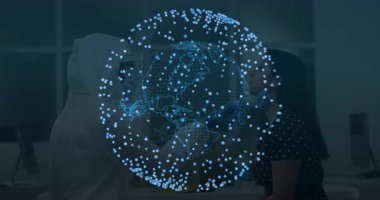 Dizüstü bilgisayarı çalıştırdıktan sonra ekip veri küresini dönen ve ağ güzergahlarını haritalandıran ekrana bakıyor. Teknoloji, yenilik, bağlantı, analitik, dijital, fütürist, işbirliği