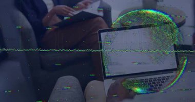 Adam veri küresini yazarken bilgisayarın üstünde şekil değiştiriyor. Kadın dosyaları inceliyor. Teknoloji, işbirliği, dijital, yenilik, çalışma alanı, fütüristik, analitik