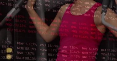 Kadın egzersiz tutacakları, hareketli fitness ile göğse bastırma izleme yoğunluğu. Güç, fitness, egzersiz, spor salonu, eğitim, esneklik, kararlılık