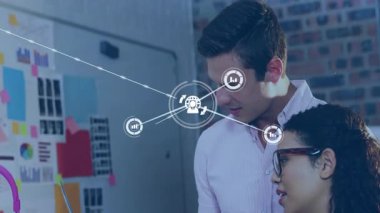 Analiz için genişleyen simgelerle bilgisayarları ayarlayan ve teknik toplantılarda ekranı inceleyen meslektaşlar. İşbirliği, veri, analitik, yenilik, dijital, takım çalışması, ofis