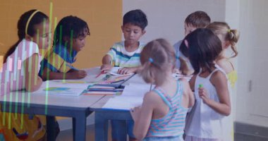 Çocuklar masanın etrafına yaslanıyor, sınıf etkinliği sırasında boyama şekillerinden önce kalem seçiyorlar. Yaratıcı, takım çalışması, eğitim, canlı, işbirliği, çocukluk, öğrenme