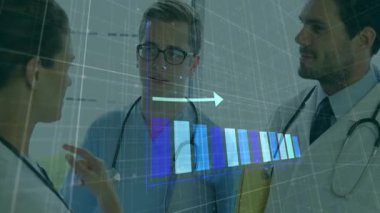 Koridorda duran tıbbi ekip, yukarı doğru eğilim okunu gösteren çubuk grafiğini çalıştırıyor. Sağlık, işbirliği, dijital, yenilik, analiz, ilerleme, profesyonellik