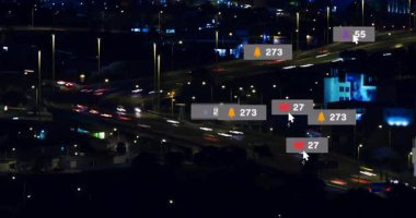 Otobanda açılan rozetler, şeritlerin üzerinde beliren ve yüzen rozetler çarpışmanın artıp azaldığını gösteriyor. Kentsel, teknoloji, bağlantı, gece manzarası, hareket, dijital, modern