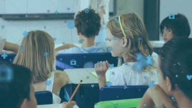 Saç bandı yazan kız sınıfta gizli şeyler fısıldıyor, öğretmenler sohbet simgeleriyle gemide yazıyor. Öğrenciler, eğitim, öğrenme, işbirliği, iletişim, sınıf, çocukluk