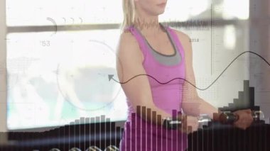 Spor salonuna giren kadın fitness eğitmeni halterleri seçiyor ve güç için biseptik kıvrımlar yapıyor. Atletik, güç, egzersiz, çağdaş, sağIık, kararlılık, eğitim