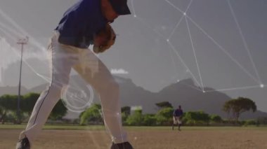 Beyzbol sahasında fedai ve şebekenin ortasında ilk kaleciye doğru atıyor. Sporcu, spor, takım çalışması, açık hava, dijital rekabet, aksiyon