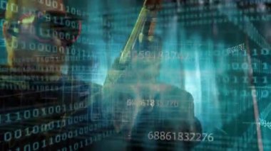 Teknoloji teknisyeni şeffaf örtüyü fark etti ve taramak için altın cihazı holograma yükseltti. Gelecekçi, yenilikçi, dijital, siber güvenlik, kesinlik, mühendislik, yüksek teknoloji