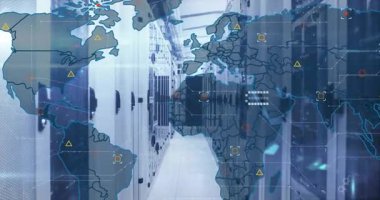 Sunucu koridoru başlatılıyor dünya haritası silinirken simgeler küresel veri akışını canlandırıyor. Teknoloji, ağ oluşturma, siber güvenlik, bilgi, görselleştirme, dijital, altyapı