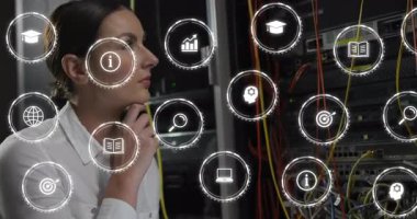 BT uzmanı sunucu raflarını denetliyor, sanal UI 'yi etkinleştiriyor ve ağ kurulumu için simgeleri kaydediyor. Teknoloji, yenilik, siber güvenlik, dijital, veri, bağlantı, geleceksel