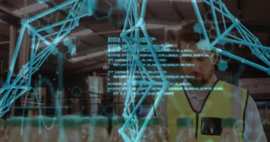 Fabrika kalite kontrolü için moleküler verileri gösteren AR kaplamasını başlatan şişeleri izleyen adam. Sanayi, teknoloji, fütüristik, imalat, yenilik, analiz, otomasyon