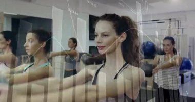 İlaç toplarını kafanın üstünde solumak, grup kadın animatör şamdanla antrenman yapmak. Fitness, takım çalışması, güç, dinamik, motivasyon, sağlık, grup