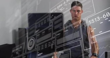 Kürek çeken ve spor salonunda spor yapan bir adam animasyonlu fitness veri takibi performansıyla. Fitness, power, cardio, technology, training, dayanıklılık, wellness