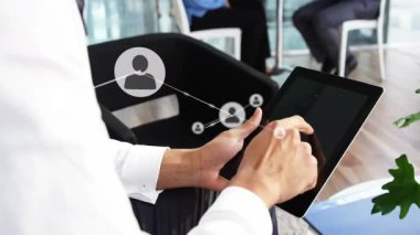 Tableti tıklatan uygun adam Avatar simgelerini çoğaltarak ve ağ oluşturarak başlatıyor. Teknoloji, bağlantı, ağ, işbirliği, yenilik, modern, profesyonellik