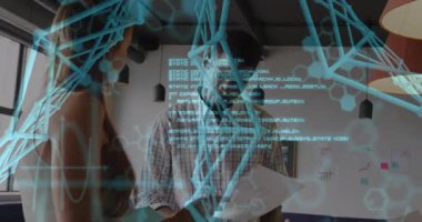 İş arkadaşları rapor sayfalarını çeviriyor ve laboratuardaki verileri analiz ediyor. Mavi AR kod parçaları maddeleşiyor. İşbirliği, yenilik, fütüristik, dijital, teknoloji, profesyonel, çalışma alanı