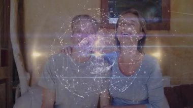 Olgun çift, dönüşümlü küreye tepki veriyor. Teknoloji gösterisinde ortaya çıkıyorlar ve kahkahalar atıyorlar. Bağlantı, samimiyet, teknoloji, sıcaklık, ifade, uyum, etkileşim