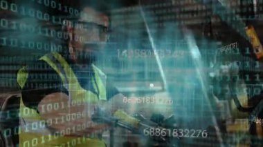 Depo operatörü barkodu tarıyor, joystick 'i kavrıyor, veri örtüsü yönlendirme konumunu gösteriyor. Lojistik, endüstriyel, dijital, otomasyon, teknoloji, verimlilik, güvenlik