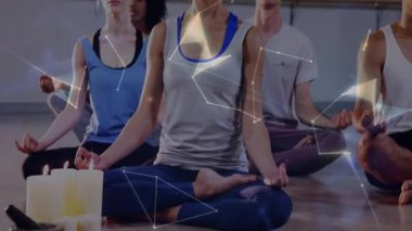 Yoga öğrencileri yoga stüdyosunda nefes alıyorlar ağ düğümleri sürükleniyor ve holografik dünya nabzı atıyor. Meditasyon, farkındalık, dinginlik, fitness, dijital, sükunet, uyum