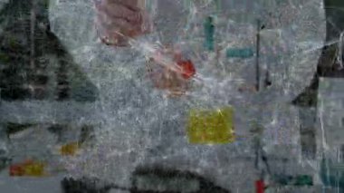 Bilim adamı çözeltiyi damıtma için durulama tüpüne döküyor. Kimya, laboratuvar, deney, cam eşyalar, araştırma, yenilik, kesinlik.