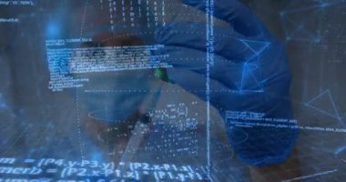 Laboratuar teknisyeni şırıngayı şişe durdurucuyla hizaladı. Dijital kodun ortasında analiz için sıvı çizdi. Tıbbi, teknoloji, fütüristik, araştırma, kesinlik, yenilik, bilim