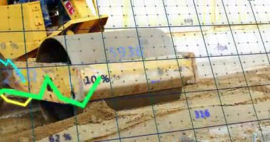 İnşaatta toprağı sıkıştıran operatör direksiyon, izleme sıkıştırma ölçümleri. İnşaat, makine, mühendislik, teknoloji, sanayi, otomasyon, şehir