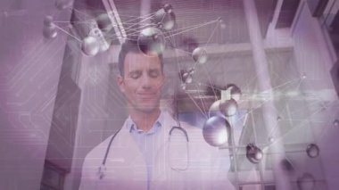 Yarı saydam moleküler grafiksel zayıflama, doktorun tableti kaldırmasını ve tanı projeksiyonunu incelemesini tetikliyor. Sağlık, yenilik, teknoloji, araştırma, tıp, dijital, profesyonellik