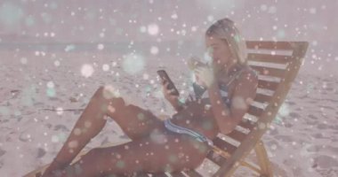 Plaj sandalyesine yaslanan gezgin, akıllı telefonu kaldıran, kıvılcımların arasında dondurma yiyen. Rahatlama, rahatlama, deniz kenarı, yaşam tarzı, yaz, minimalizm, refah