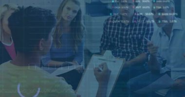 Hintli adam, borsa senetlerinin güncellendiğini gösteren bir pano çizimi sunuyor. İşbirliği, takım çalışması, analitik, iş, veri görselleştirme, profesyonel, modern