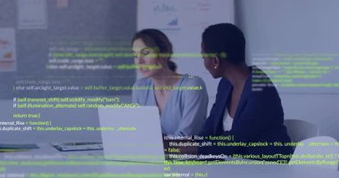 Laptopta el kol hareketi yapan iki kadın, toplantı masasında kod analiz eden, düzenleme yapan yüzen çizgiler. İşbirliği, takım çalışması, profesyonel, modern, ofis, teknoloji, beyin fırtınası