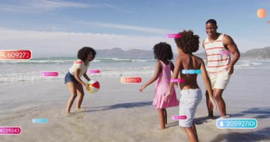 Aile eğlence için sahil şeridine top atıyor AR 'ın sayısal etiketlerini aktifleştiriyor. Yaz, eğlence, eğlence, açık hava, neşeli, hayat dolu, yaşam tarzı.